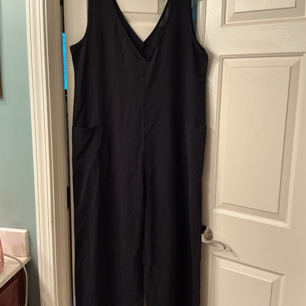 Black V-Neck Sleeveless Jumpsuit - Picture 4 of 5